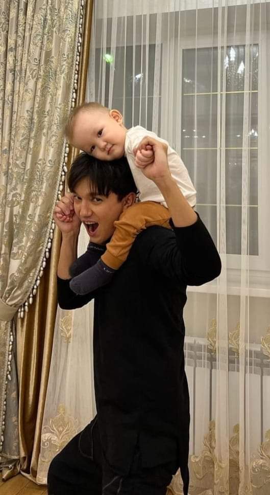 sisicabrera45's tweet image. #Dimash con su ahijado el pequeño Osman que bella foto @dimash_official  #ElAmorEnTi #Zhalyn  #TheStoryOfOneSky