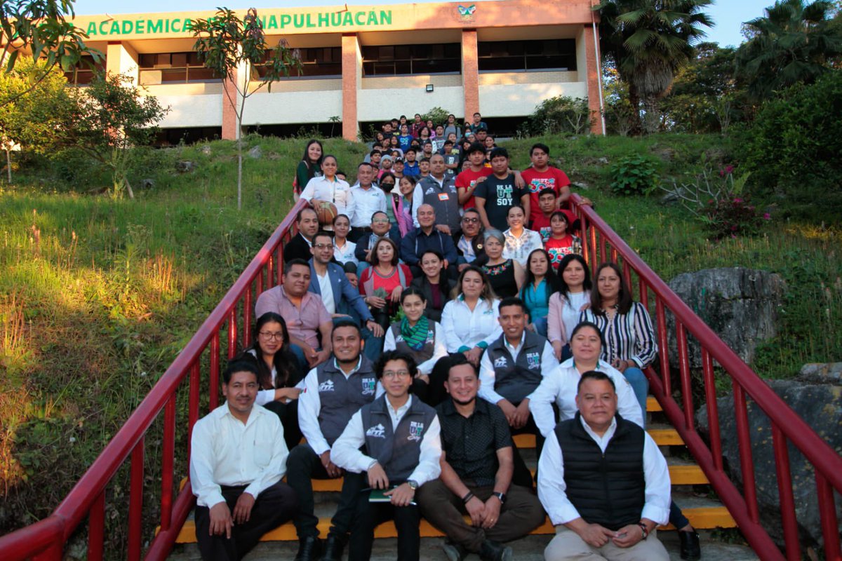natycastrejonv's tweet photo. Continuando con la gira de trabajo para atender a todas las regiones de #Hidalgo, recorrí las instalaciones de la Unidad Académica de #Chapulhuacán, perteneciente a la @UTTT_MX donde invité a la comunidad universitaria a aprender para la vida.

Nuestro compromiso es brindarles una educación integral.
#PrimeroLaEducación
#NatyCastrejón