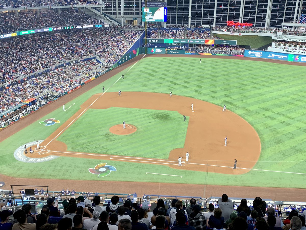 Incredible to be at #WorldBaseballClassic USA vs Japan with <a href="/laurarjara/">laura r jaramillo</a> we thought up the idea yesterday and made it happen today.