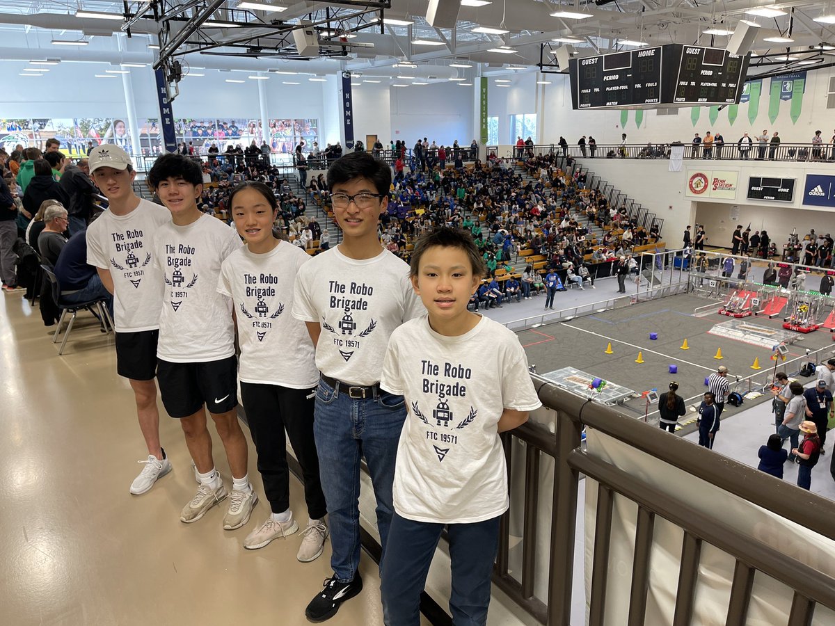 TheRoboBrigade's tweet photo. This past Saturday some of our team members visited a FRC competition! We talked with many FRC teams and gained s lot of knowledge about FRC. We also had fun watching the robots compete in the competition!!🔥🔥 https://t.co/e3gviItet6