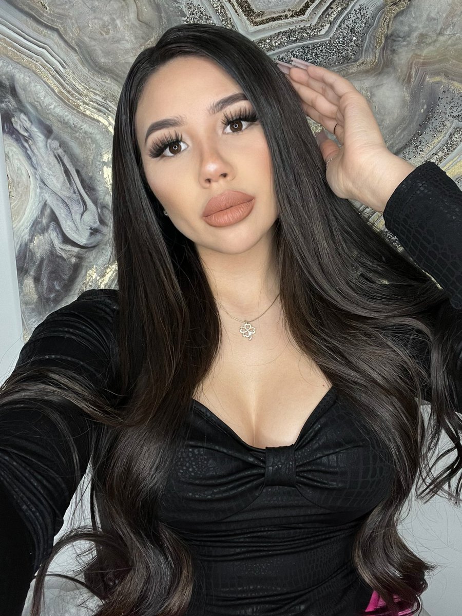 Mvlife10's tweet photo. 👁️💋👁️ https://t.co/8RLIbHi5RN