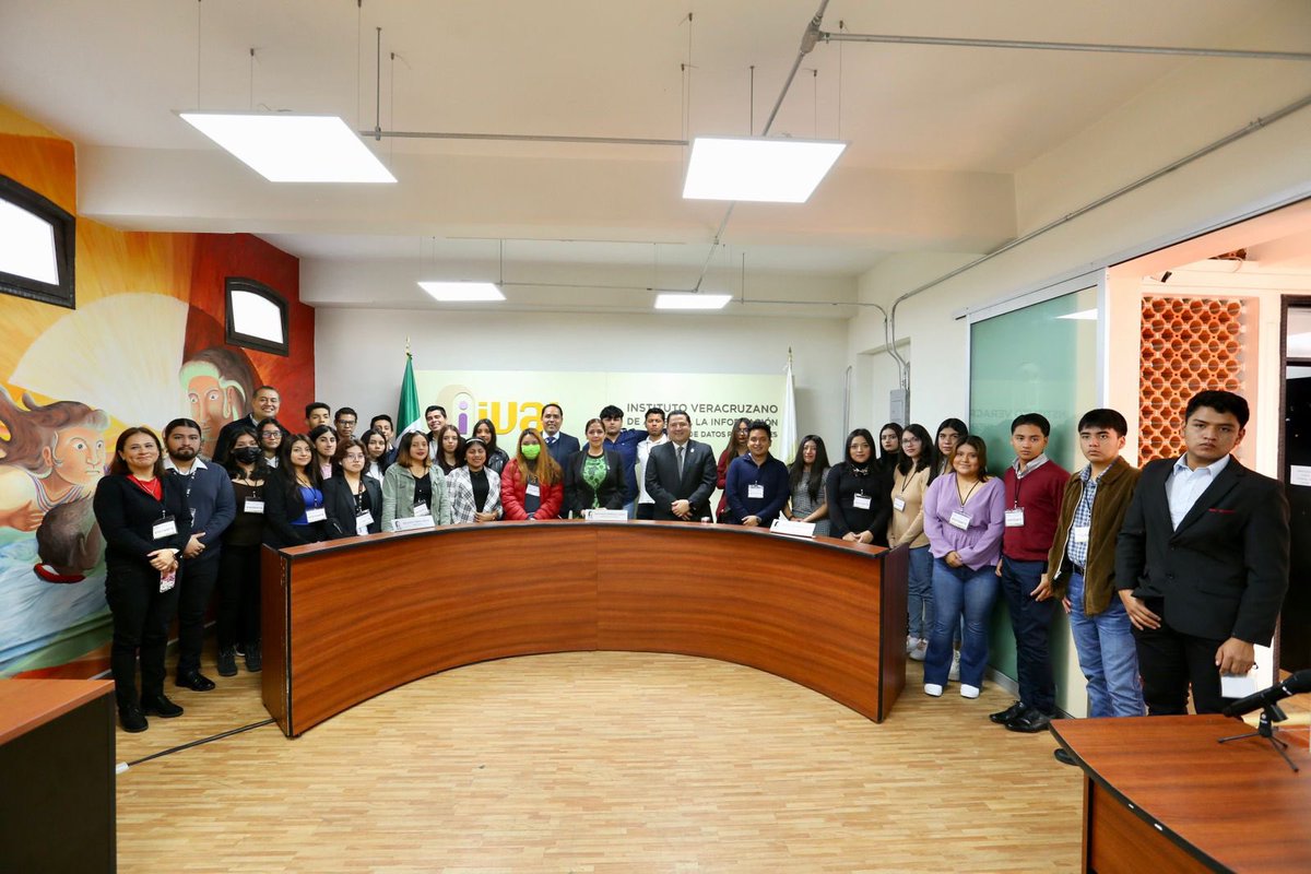 Ydlan's tweet image. Visita de jóvenes universitarios del #IVES a la sesión de Pleno del #IVAI un gusto recibirlos y homenaje a la bandera con motivo del natalicio de #BenitoJuarez : “Entre los individuos, como entre las naciones, el respeto al derecho ajeno es la paz.” #Veracruz