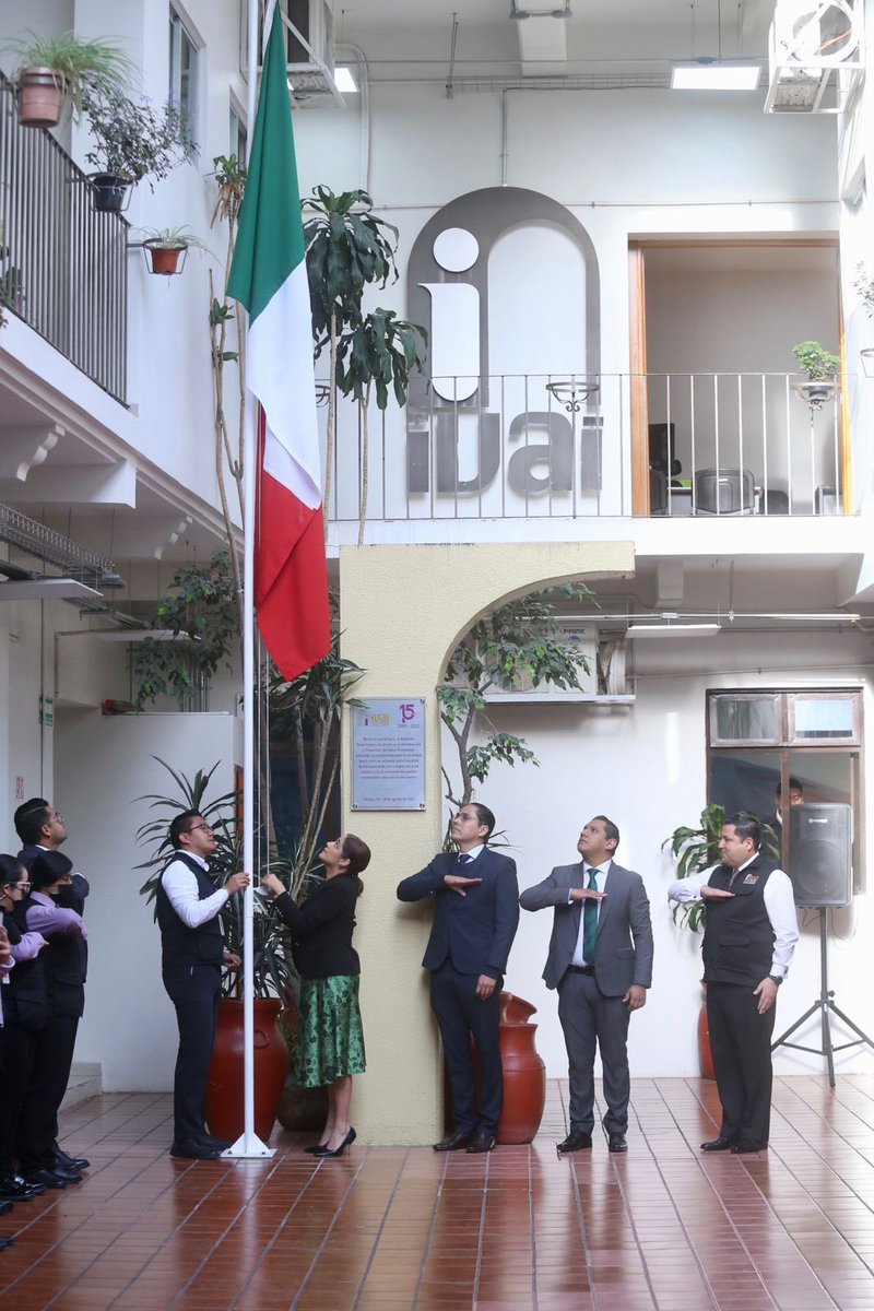 Ydlan's tweet image. Visita de jóvenes universitarios del #IVES a la sesión de Pleno del #IVAI un gusto recibirlos y homenaje a la bandera con motivo del natalicio de #BenitoJuarez : “Entre los individuos, como entre las naciones, el respeto al derecho ajeno es la paz.” #Veracruz