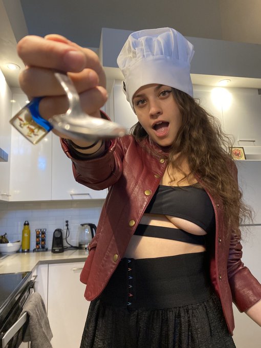 open wide for mommy https://t.co/0Yg9to8Kdl