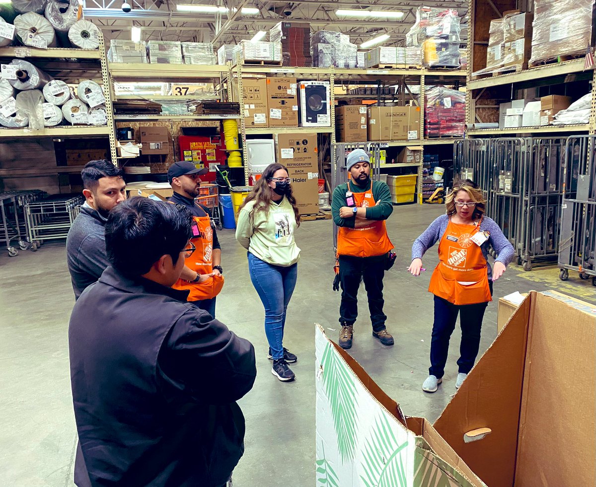 Summer5087's tweet image. Had a great experience today visiting stores 1087 &amp;amp; 616! Thank you for the apron exchange! We also made sure to make one for DFC TM, Sam Medrano who joined us on our visit! Can’t wait to share with the 5087 family! 🧡@SonyaTransport1 @rayray5641 @Dannyxrea @LourdesThd