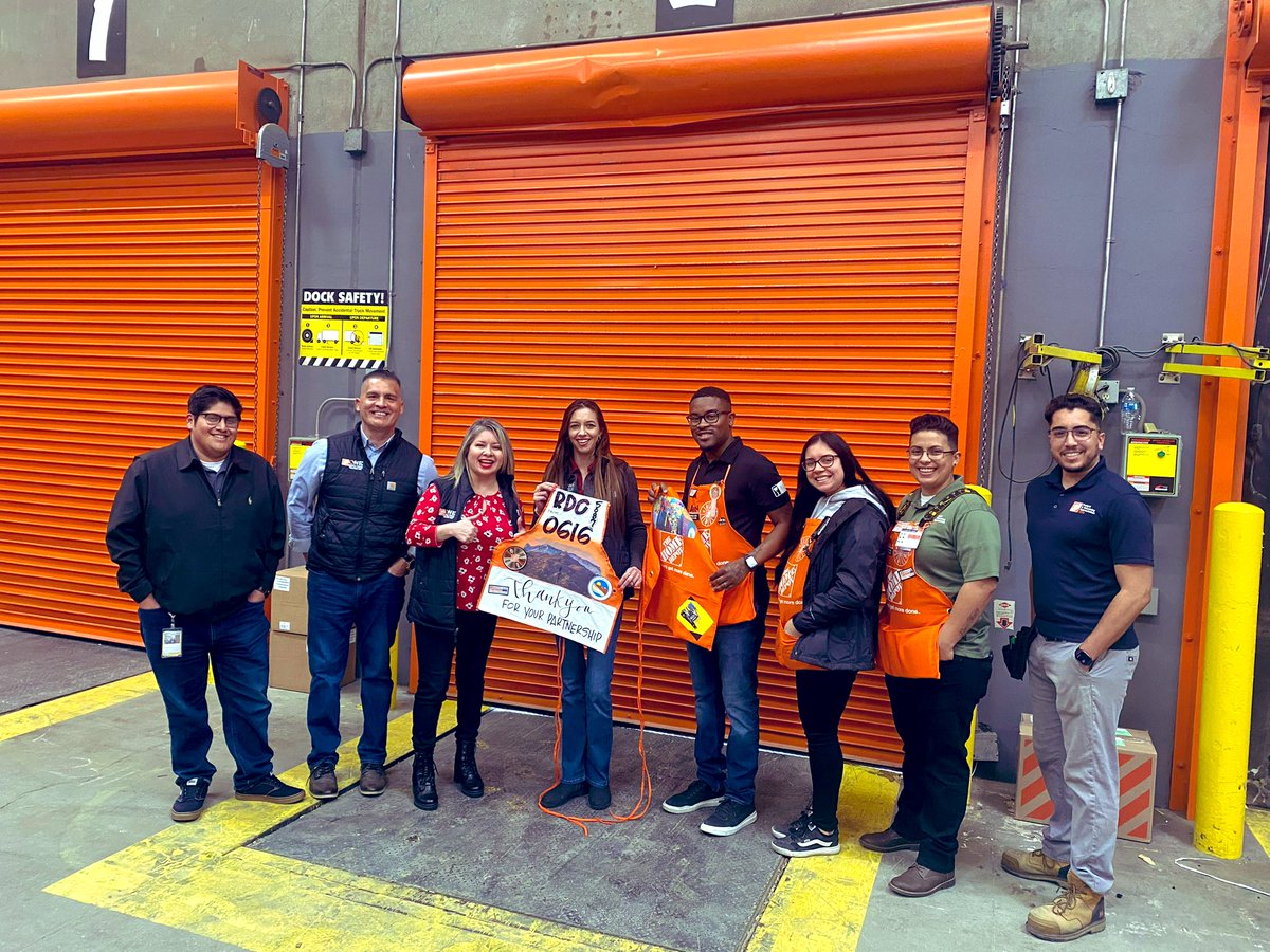 Summer5087's tweet image. Had a great experience today visiting stores 1087 &amp;amp; 616! Thank you for the apron exchange! We also made sure to make one for DFC TM, Sam Medrano who joined us on our visit! Can’t wait to share with the 5087 family! 🧡@SonyaTransport1 @rayray5641 @Dannyxrea @LourdesThd