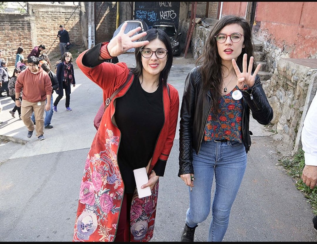ElPulentoDios's tweet photo. Ustedes eran muy chicos y quizás no lo recuerdan, pero corría el año 2019 y dos mujeres soñaban con hacer realidad un proyecto de #40Horas laborales... Hoy todos se sacan fotos con ese proyecto pero ellas iniciaron todo! Larga vida a @KarolCariola y a Queen @camila_vallejo https://t.co/3G2eti4gAu