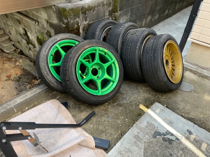 bcho02516941's tweet photo. 今日はタイヤの組み替え‼️

その後はオイル交換‼️

#ae86levin #タイヤ組み替えは自分でやる #ドリフト #オイル交換 #トラストf2 https://t.co/HsoGtBgZBF