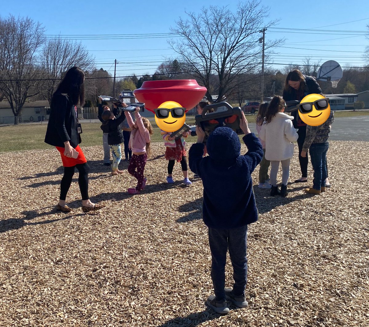 Outstanding use of #KeynoteLive today in a kinder class! Ss made constellations in keynote and then we took them outside to see their stars in the sky!  Amazing display of learning! #Creativity #StudentEngagement <a href="/PatsyHetz/">Patsy Hetz</a> @jesgarrigan <a href="/K_B_Worthington/">Katie Worthington</a>