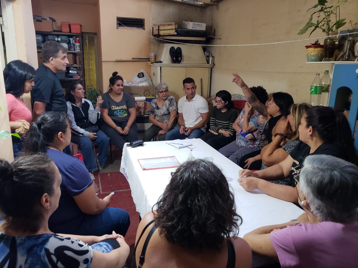JuanNegri's tweet photo. Terminando el jueves con vecinos de barrio General Bustos. Acorralados por los robos a toda hora del día. Un promedio de 5 horas para hacer una denuncia en la unidad judicial. https://t.co/sg074TYPyQ