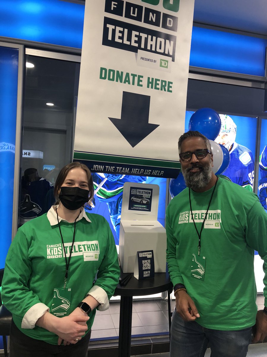 denisepraill's tweet photo. You know it, @FriedgeHNIC! ❤️💛🖤So proud of @CanuckPlace folks volunteering in the house w/ our amazing friends at @Canucksforkids &amp; @Canucks! We are very grateful for your generosity, BC! #CFKF #telethon https://t.co/EgTvvMdyhS