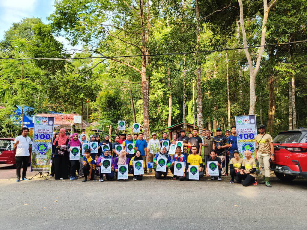 TrashHeroPerlis's tweet photo. #108 Trash Hero Perlis Cleanup @ Taman Rimba Herba, Perlis.

18/3/2023 (Sabtu) seramai 43 orang termasuk 3 kanak-kanak berjaya mengutip sebanyak 2.3kg sampah dalam masa yang sama mereka juga mendaki bukit sempena Forestry Hiking Day anjuran Jabatan Perhutanan Negeri Perlis. https://t.co/yMtcDsrDnE