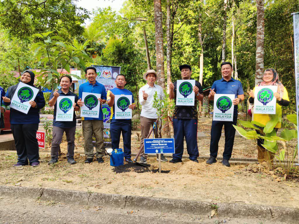 TrashHeroPerlis's tweet photo. #108 Trash Hero Perlis Cleanup @ Taman Rimba Herba, Perlis.

18/3/2023 (Sabtu) seramai 43 orang termasuk 3 kanak-kanak berjaya mengutip sebanyak 2.3kg sampah dalam masa yang sama mereka juga mendaki bukit sempena Forestry Hiking Day anjuran Jabatan Perhutanan Negeri Perlis. https://t.co/yMtcDsrDnE