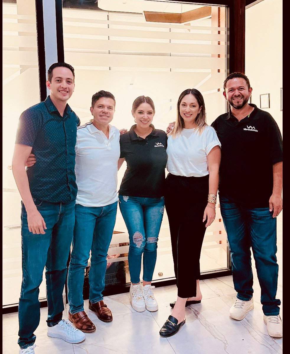 j_medina37's tweet photo. el trabajo va mejor rodeado de un Equipo Eficiente.rodéate de creatividad🎵llenos de retos y buena vibra esta tarde iniciamos proyectos de la mano de #vibrandmedia #poletValdez #JulioUribe👊el profe🎥🎥 #edxonrodriguez y como 100 talentosos creadores más.
#makeithappen #working https://t.co/p2vIfSSeHI