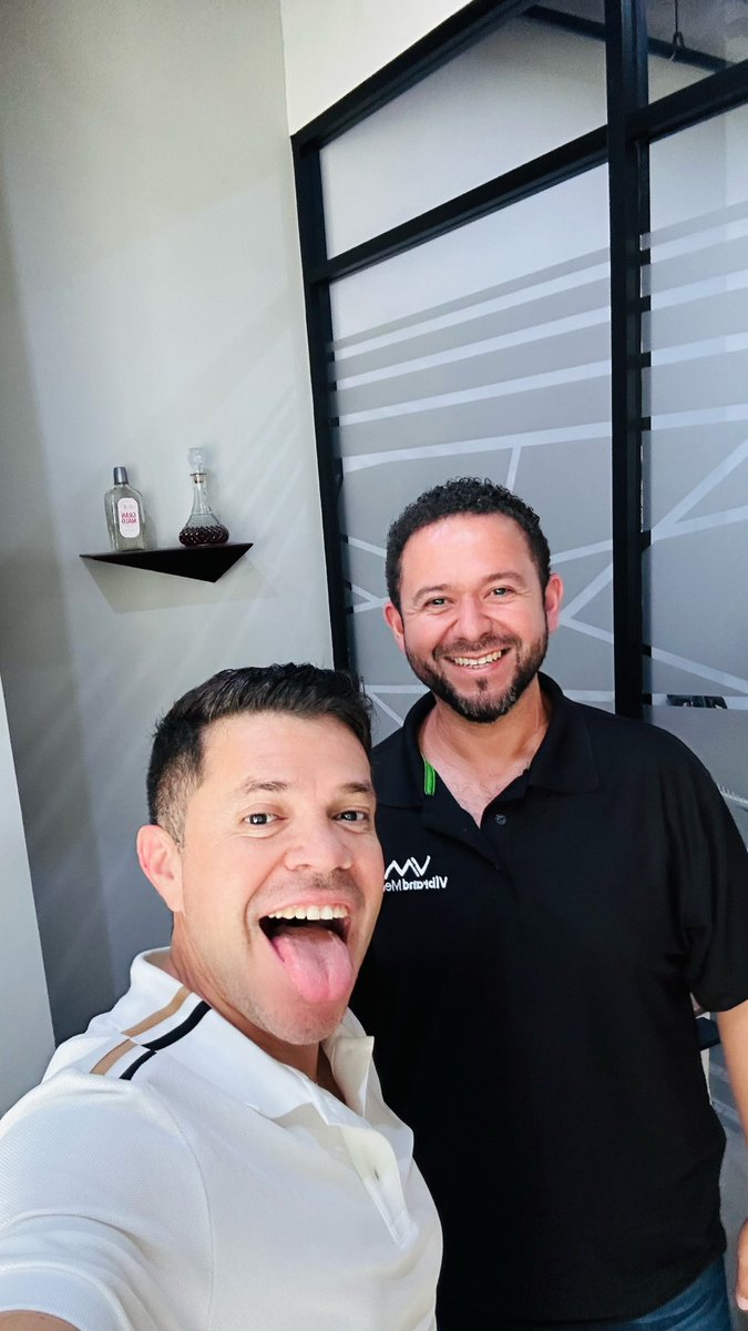 j_medina37's tweet photo. el trabajo va mejor rodeado de un Equipo Eficiente.rodéate de creatividad🎵llenos de retos y buena vibra esta tarde iniciamos proyectos de la mano de #vibrandmedia #poletValdez #JulioUribe👊el profe🎥🎥 #edxonrodriguez y como 100 talentosos creadores más.
#makeithappen #working https://t.co/p2vIfSSeHI