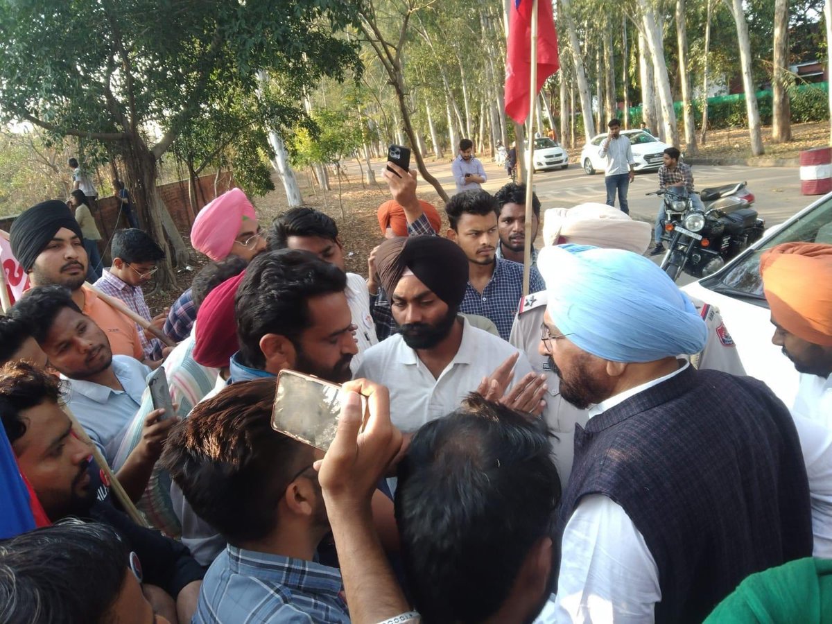 ManikGoyal_'s tweet photo. AAP MLA @mla_budhram was gheraoed by Punjabi University students & questioned about the grant for the university's functioning. 

It has been 9 days since the protest started, but the grant for the university has not been released yet. 

Students,employees & teachers have declared that they will not allow AAP MLAs, Ministers & the CM to enter the university unless the full grant is given & the full debt is waived off.

#PunjabiUniversityBachaoMorcha