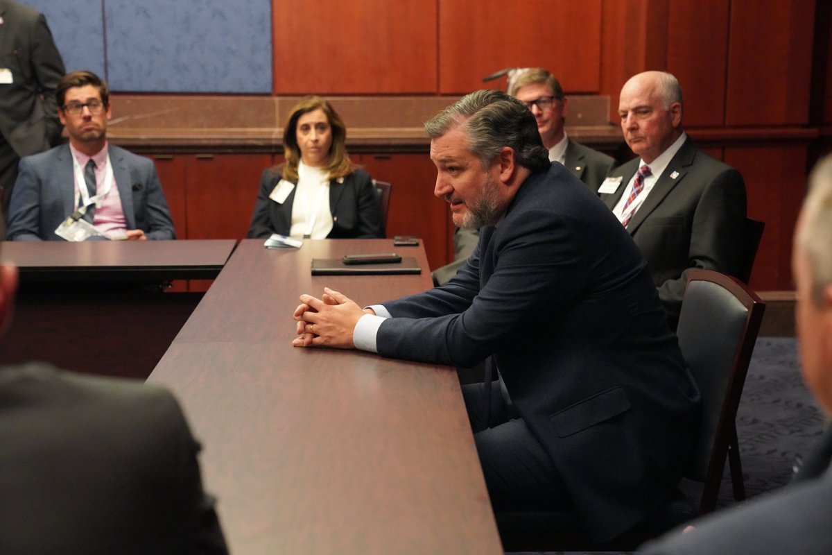 Productive meeting today at the Capitol with the @TexasBankers Association. 
 
The TBA represents banks big and small across the Lone Star State – and is the oldest state banking association in the country.