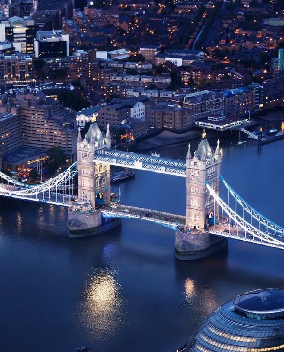 travly's tweet photo. London 🏴󠁧󠁢󠁥󠁮󠁧󠁿 https://t.co/OwsqPrq1jS
