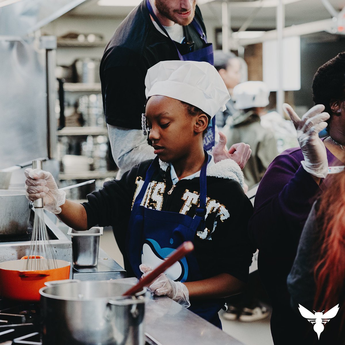 hornets's tweet photo. Cooked up something good at Spectrum Center today!π§βπ³π½ @iamnickrichards, @gordonhayward & several students competed in a friendly cooking competition by preparing healthy recipes made with simple ingredients. π
π₯¬
@ymca x @BlueCrossNC x #NBAFitWeek x #SwarmToServe https://t.co/lyJuq7Zn4z