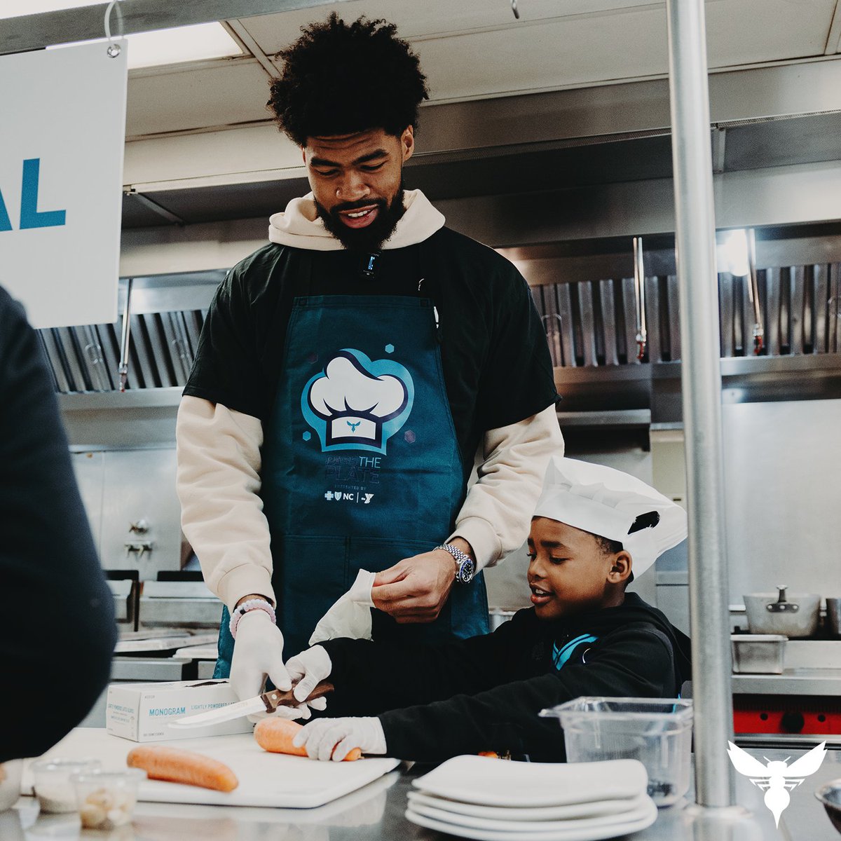 hornets's tweet photo. Cooked up something good at Spectrum Center today!π§βπ³π½ @iamnickrichards, @gordonhayward & several students competed in a friendly cooking competition by preparing healthy recipes made with simple ingredients. π
π₯¬
@ymca x @BlueCrossNC x #NBAFitWeek x #SwarmToServe https://t.co/lyJuq7Zn4z