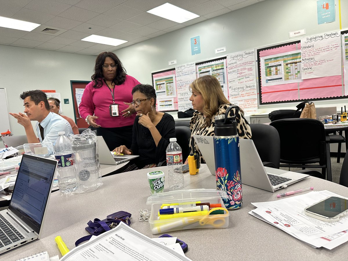 DrAliciaMartin's tweet photo. PLAN your work then WORK your plan๐โผ๏ธ๐๐๐๐ค
Letโs go @juanseguinhisd teachers & leaders - developing 10 day review plan๐@HISD_Assessment #DDIinAction @ViafaraFreddy ๐งโ๐ป I spy the digital planโผ๏ธ
#BuildingExcellence๐ ๏ธ๐ #DataRichYear https://t.co/SEjpIGvbZG