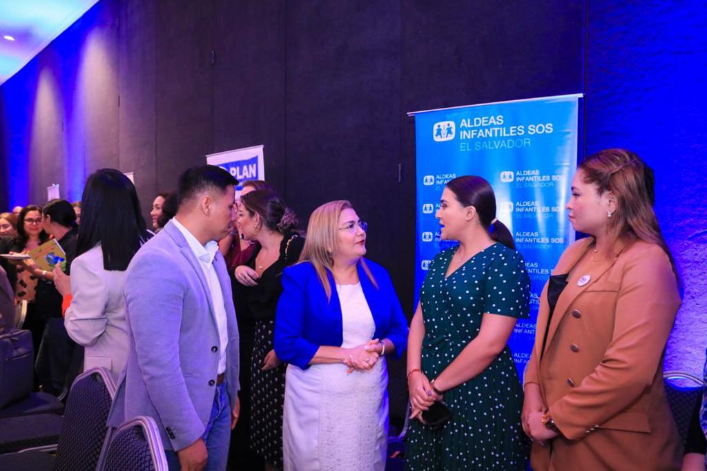 BrendaTurcios18's tweet photo. El Sistema Nacional de Protección a La Niñez y la Adolescencia, realizó este día un diálogo de sensibilización para eliminar la violencia a niños, niñas y adolescentes. 
Este es un esfuerzo que lidera nuestra Primera Dama Gabriela de Bukele. https://t.co/8tfGcAdUNG