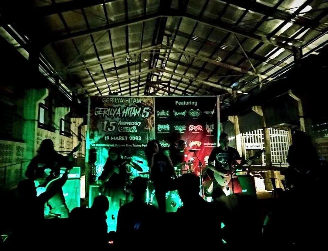 demolitionbass's tweet photo. Till’ we meet again Padang! 

Raided Padang, safely landed home bringing back golden memories! these are golds &amp; treasures we seized for our late guitarist Azmann (our great King)

#heremod #fremefterheremod #Indonesia #Padang #SingapuraVikings #Fabriekbloc https://t.co/rrUs7b02Cg
