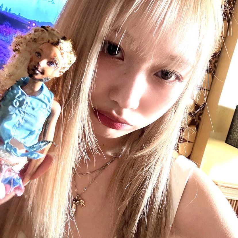 ryufolder's tweet photo. one thing about sujeong she will always serve face card #류수정 https://t.co/aBneZzsJCz
