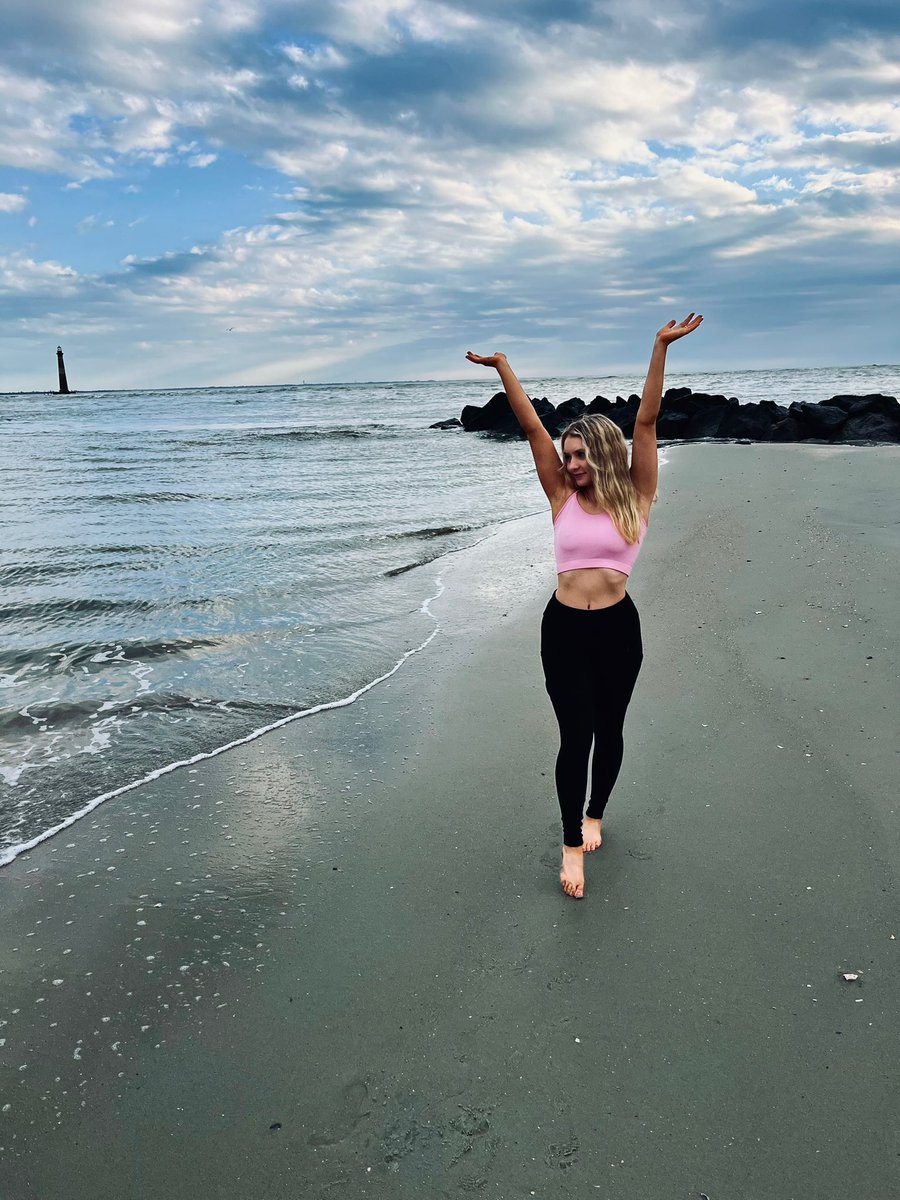 AlexisTeague22's tweet photo. I can’t believe I get to move here in 5 months🌸✨💗🌊 #newhome https://t.co/zw65gozgVv