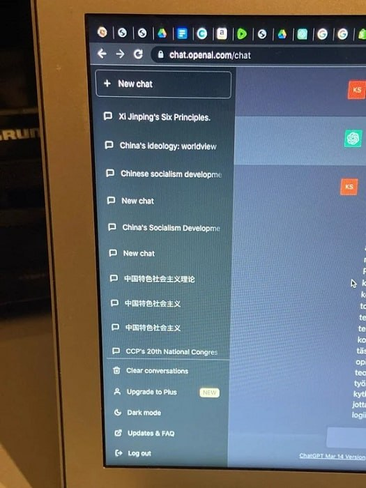 JulianaGeorgia_'s tweet image. Muitos usuários reclamando do bug do #ChatGPT expondo a conversa dos usuários q mostra fragmentos de conversas das quais definitivamente não estão participando... A ponto de um dos usuários ver o histórico de diálogos em chinês na barra lateral. ⤵️😱

#ChatGPTBug #AI #OpenAI #IA