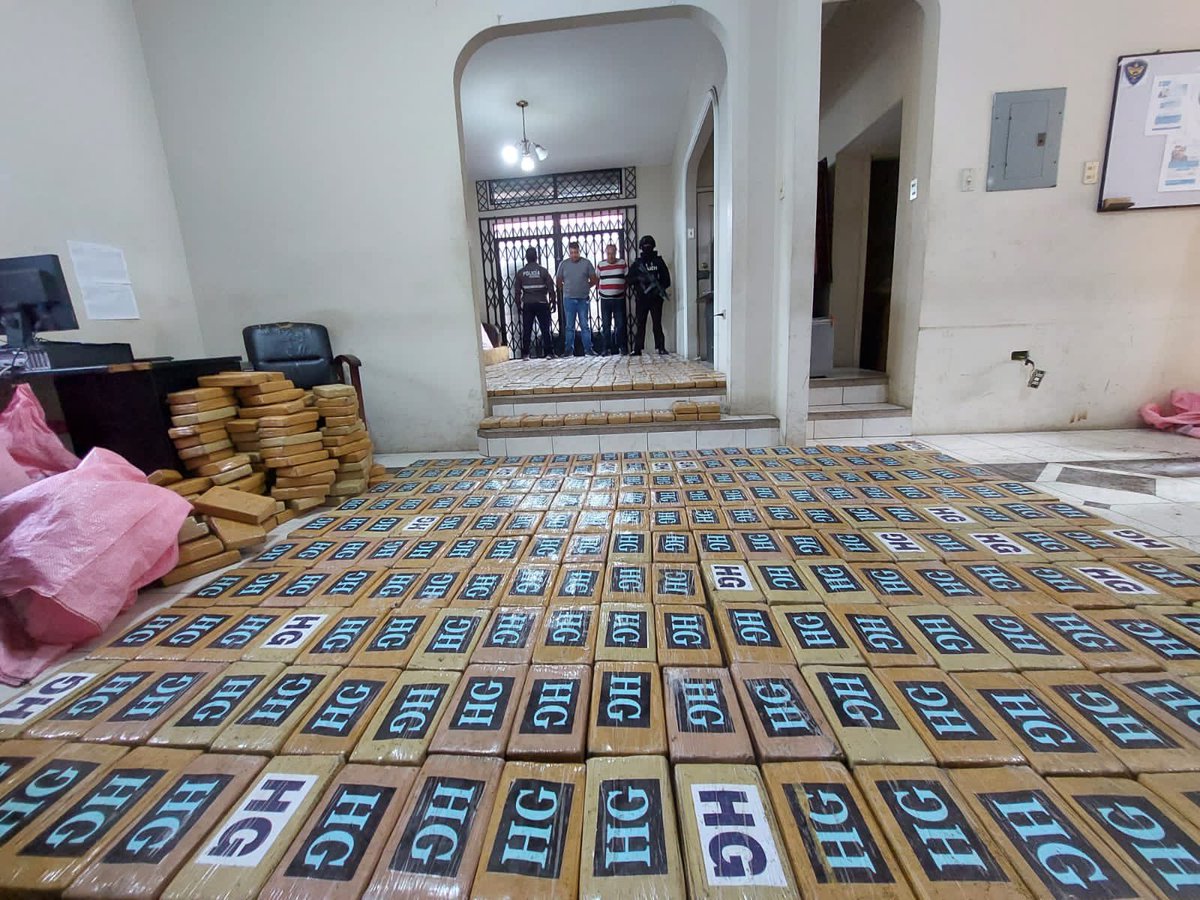 LassoGuillermo's tweet photo. En su compromiso por la lucha contra la delincuencia organizada, la @PoliciaEcuador incautó 1128 paquetes de cocaína que pretendían llegar a mercado internacional. Sepan las mafias que no nos detendremos en esta 
#CruzadaPorLaSeguridad. https://t.co/vy5kV6fuQQ