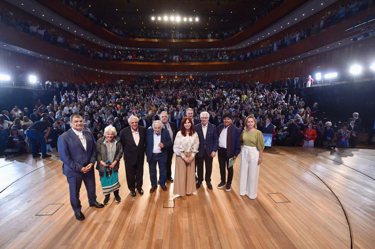 CFKArgentina's tweet image. Gracias compañeros y compañeras por este encuentro lleno de emociones y de muchas caricias, después de tantos golpes y hasta intentos de tiros.