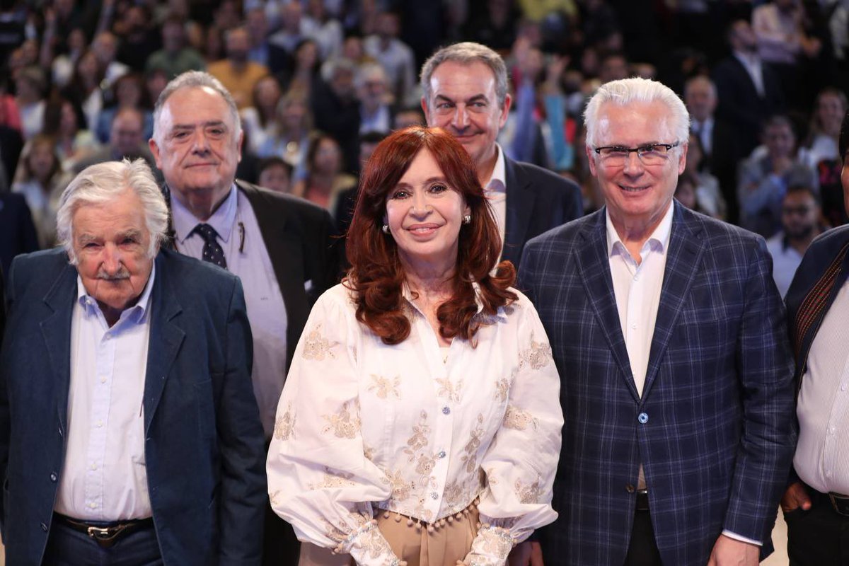 CFKArgentina's tweet image. Gracias compañeros y compañeras por este encuentro lleno de emociones y de muchas caricias, después de tantos golpes y hasta intentos de tiros.
