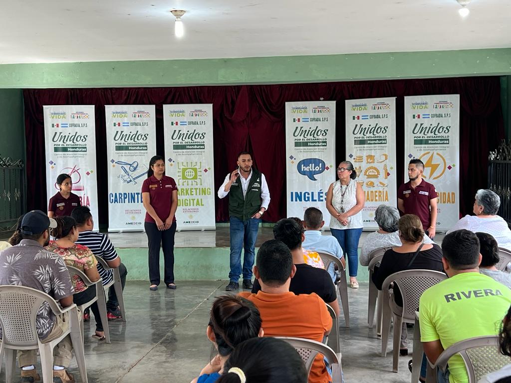 AMEXCID's tweet photo. 📸 Con mucho entusiasmo iniciamos en el municipio de #SanPedroSula sector #Cofradía, con inducción a los talleres de #Inglés, #MarketingDigital, #Carpintería, #Electricidad, #Panadería y #Barbería del proyecto #UnidosPorElDesarrollo 🇲🇽🤝🇭🇳
@EguisMonica @LauraElenaCC https://t.co/N5RpWu4Lv0