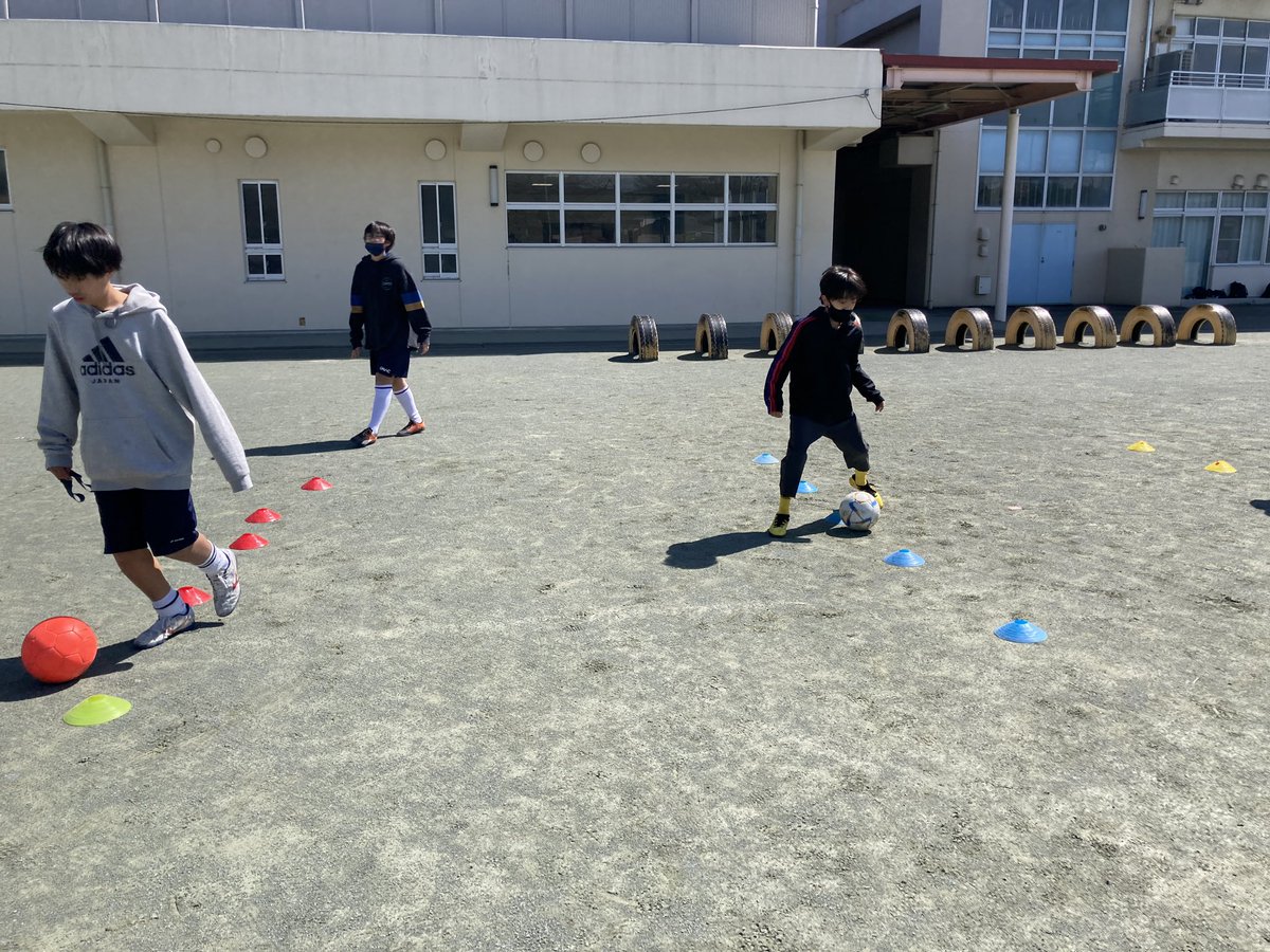 belleterre_yume's tweet photo. 【2023/03/19 練習⚽️】

今回の練習は『パスワーク』をメインに
ボールを貰う位置、身体の向きを意識した日でした！！🔥

まだまだ課題は多いですが、
良い雰囲気で練習しています👊

#サッカー
#サッカー好きな人と繋がりたい 
#トレーニング
#知的障がい者サッカー
#レーヴ
#夢プロジェクト https://t.co/Uk0k05CLw5