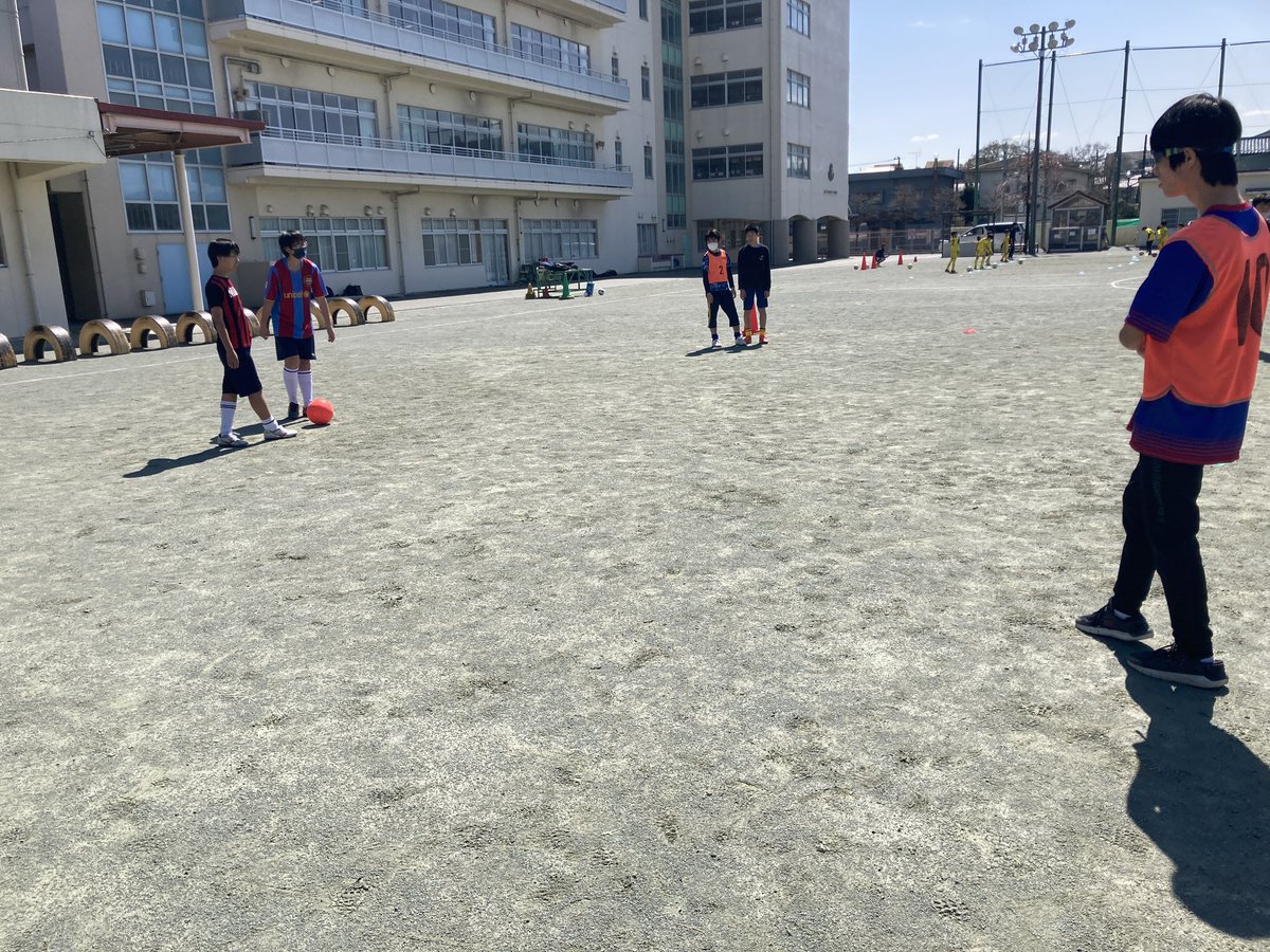 belleterre_yume's tweet photo. 【2023/03/19 練習⚽️】

今回の練習は『パスワーク』をメインに
ボールを貰う位置、身体の向きを意識した日でした！！🔥

まだまだ課題は多いですが、
良い雰囲気で練習しています👊

#サッカー
#サッカー好きな人と繋がりたい 
#トレーニング
#知的障がい者サッカー
#レーヴ
#夢プロジェクト https://t.co/Uk0k05CLw5