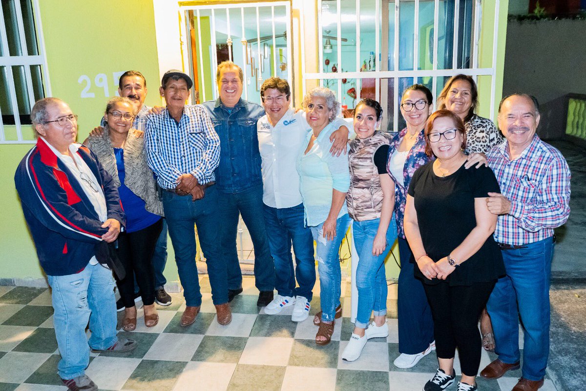 cvalenzuelag1's tweet photo. ¡Muchas gracias a mis amigos militantes del PAN del Infonavit El Morro por recibirnos!
Especialmente a mi amiga Marianelly por abrirnos las puertas de su casa.

Aprovechamos para ver el juego de México 🇲🇽 ⚾️después de informales sobre mi trabajo legislativo 🔵 https://t.co/lABRRnqeuy