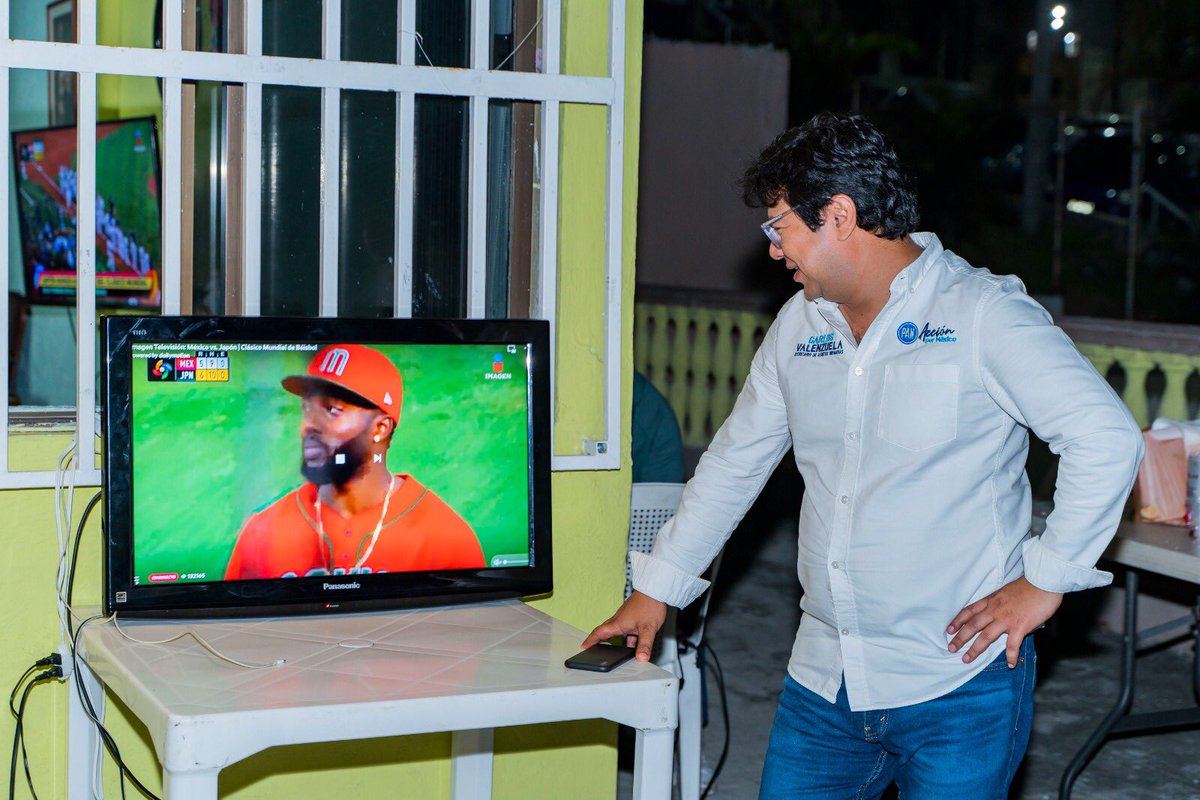 cvalenzuelag1's tweet photo. ¡Muchas gracias a mis amigos militantes del PAN del Infonavit El Morro por recibirnos!
Especialmente a mi amiga Marianelly por abrirnos las puertas de su casa.

Aprovechamos para ver el juego de México 🇲🇽 ⚾️después de informales sobre mi trabajo legislativo 🔵 https://t.co/lABRRnqeuy