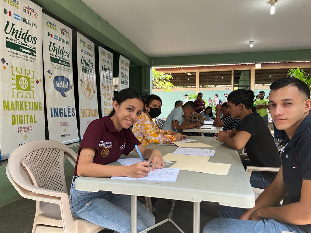 AMEXCID's tweet photo. 📸 Con mucho entusiasmo iniciamos en el municipio de #SanPedroSula sector #Cofradía, con inducción a los talleres de #Inglés, #MarketingDigital, #Carpintería, #Electricidad, #Panadería y #Barbería del proyecto #UnidosPorElDesarrollo 🇲🇽🤝🇭🇳
@EguisMonica @LauraElenaCC https://t.co/N5RpWu4Lv0