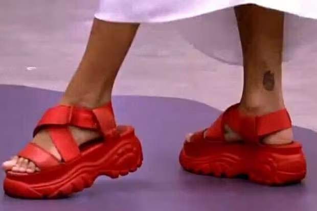 TeIevizona's tweet photo. A key com a sandalia da Manu gavassi???????????????? #BBB23 https://t.co/rxRmTpn7hg