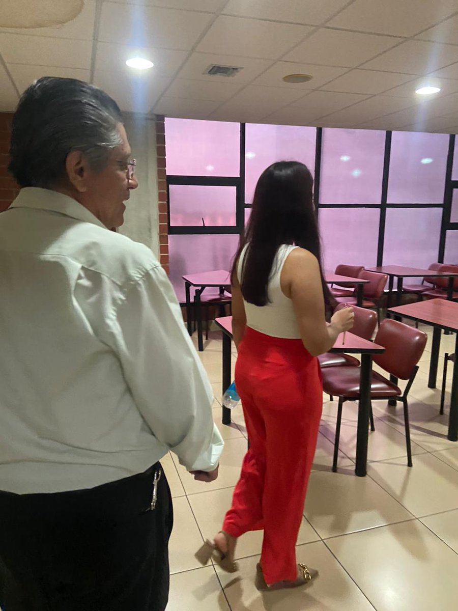 JulyAlvarezLoor's tweet photo. En busca de un Guayaquil que apueste por el deporte para prevenir las violencias, hoy nos reunimos con #AlfredoRecalde Rector del #InstituoTecDeFutbol de la @FEFecuador para crear proyectos de vinculación inclusivos e innovadores dirigido para jóvenes y niños.

 @aquilesalvarez https://t.co/OA64SDIPLM