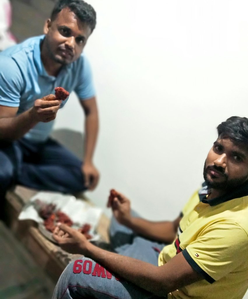 imDParida's tweet photo. Made by Manas . Ohmh! tasteee...😋 Not a single piece  left! 🤓

#homemade #chickenpakora #friend #family #enjoyedmoments #foodies #sundayevening #village ❤️ https://t.co/tZY6FrNQKi