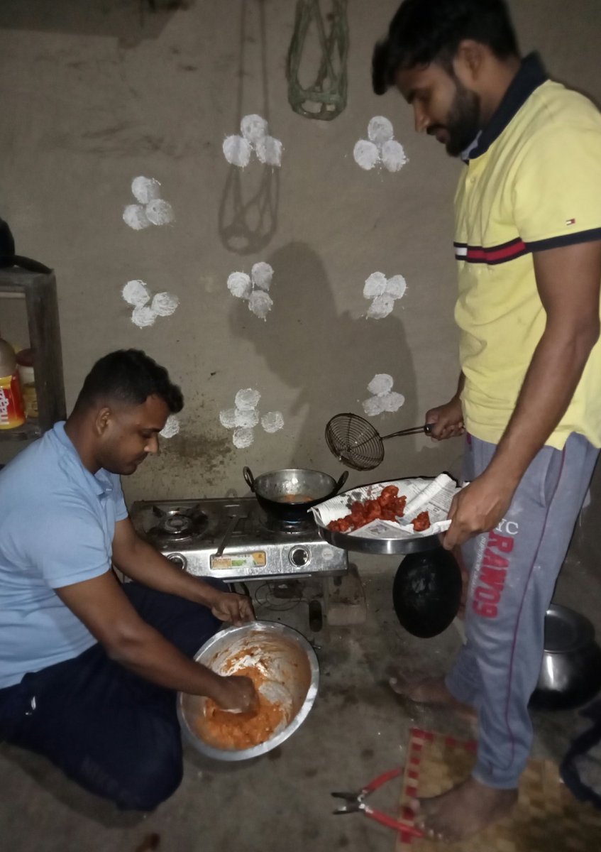 imDParida's tweet photo. Made by Manas . Ohmh! tasteee...😋 Not a single piece  left! 🤓

#homemade #chickenpakora #friend #family #enjoyedmoments #foodies #sundayevening #village ❤️ https://t.co/tZY6FrNQKi