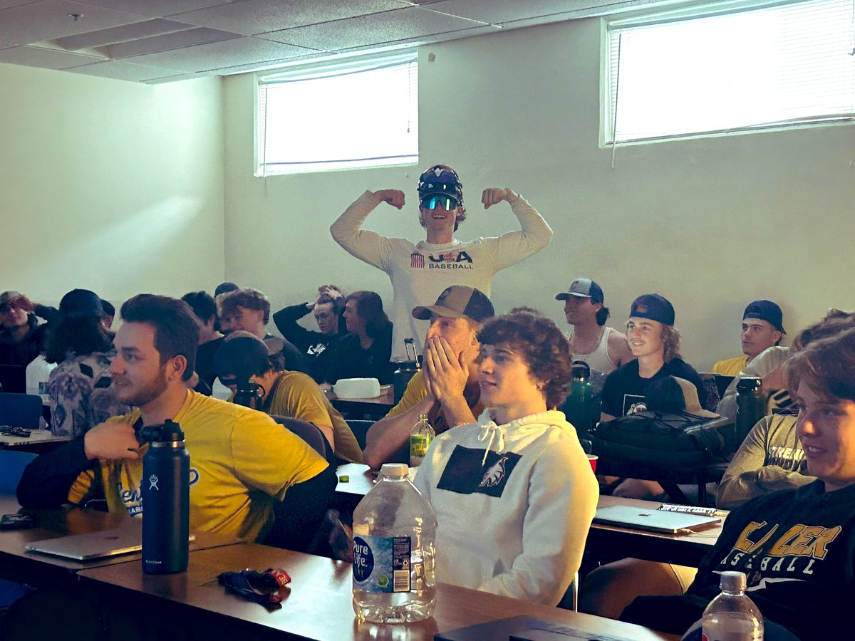 Rally Glasses bring <a href="/USABaseball/">USA Baseball</a> within 1 at the #WorldBaseballClassic2023. Do they have enough juice left for the 9th? 

#BlazeANewTrail