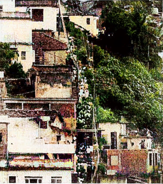 baudorio's tweet photo. "República do Pó" no Morro do Andaraí, anos 80 / 90. A escadaria que dava acesso a boca de fumo ficava com enormes filas de viciados, visando a compra de entorpecentes. https://t.co/I6xEWq1PN1