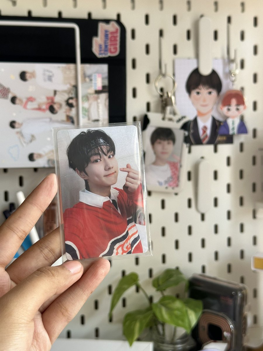 thejuprojectph's tweet photo. #juoclock ! ☻ 

been eyeing this photocard since february! 👀 i even had a dream about this pc!! the spark it has for me huhu, grabe. i finally have it na. 🥰 

how about you? what’s your fave/prio pc of your bias? 🤭 https://t.co/RHeCdNzFvN