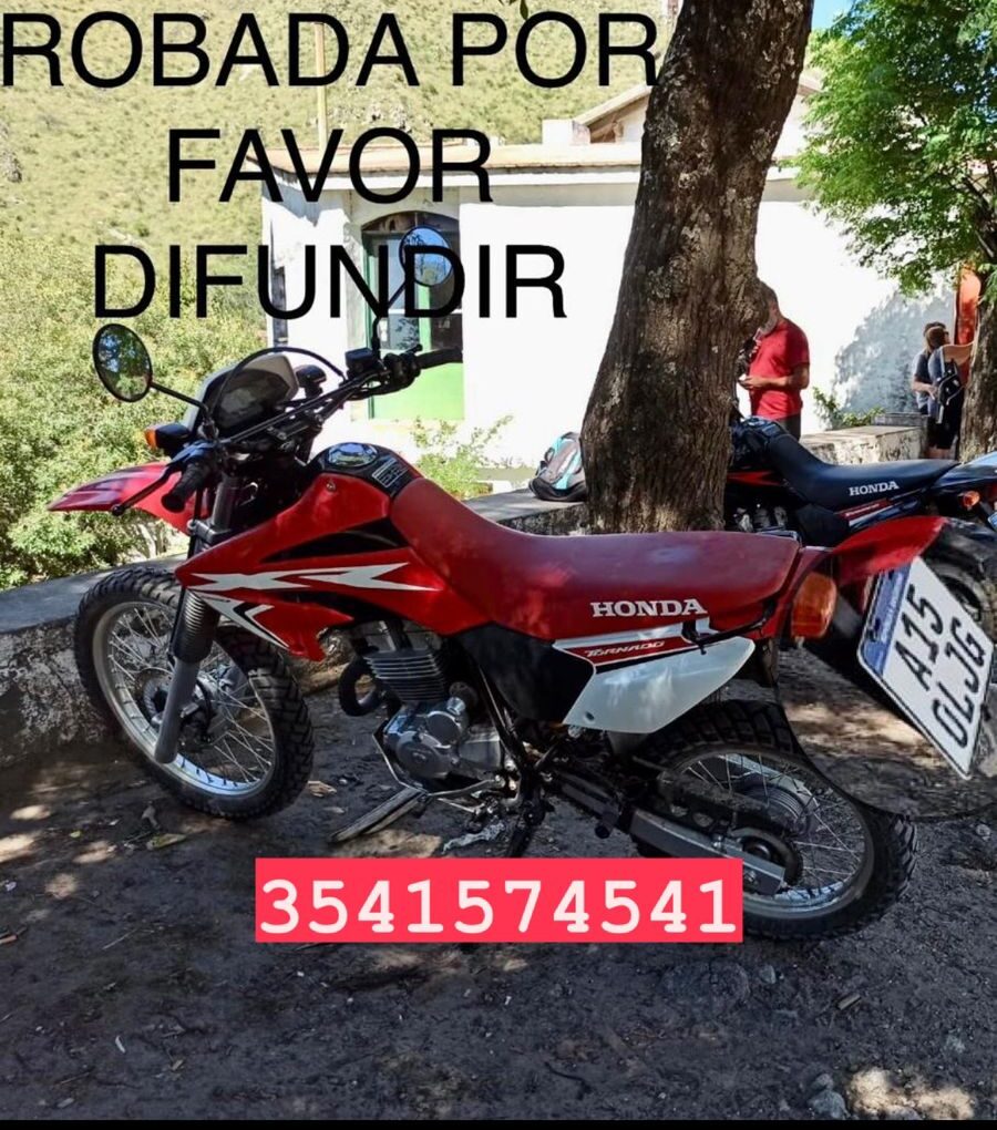 ctnewsweb's tweet photo. Las moto #honda250 son las predilectas para robarlas en Carlos Paz. La complicidad es llamativa de la @JusticiaCba_ARG y la @PoliciaCbaOf. Es un fracaso el crio inutil #quevedo de la departamental Punilla. Coinciden los robos con el turno del fiscal corrupto #mazzuchi https://t.co/jgV0GWhRO9