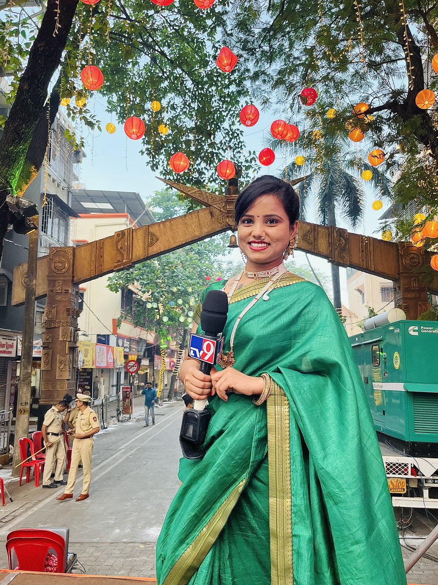 साडी नेसून फक्त अॅंकरींगच नाही तर... साडी नेसून थेट ग्राऊंड रिपोर्टींगही करतात बरं का मुली...  आणि हो 'टिकली' सुद्धा लावलीय बरं का...😌

बरं तुम्हा सगळ्यांना गुढीपाडव्याच्या मनापासून शुभेच्छा.😊 भेटूयात आज दिवसभर.. tv9 marathi वर.
#GudhiPadva #gudipadwa2023 #marathi #marathimulgi