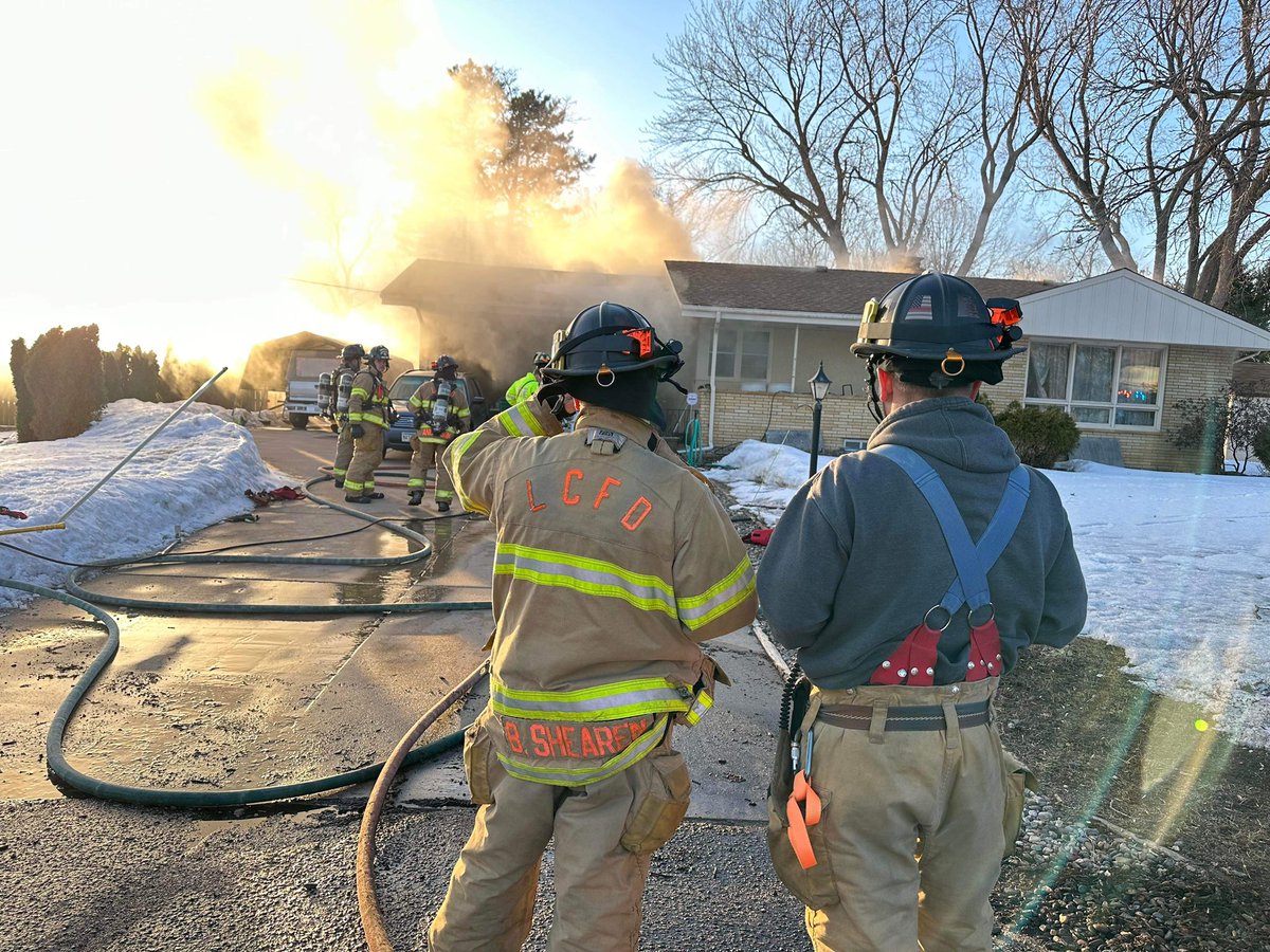 LCFDMN's tweet image. Yesterday evening LCFD responded to a garage fire.  C203 arrived and quickly upgraded the call to a dwelling fire.  With assistance from Maplewood Fire and Vadnais Heights Fire crews were able to extinguish the fire.  All family members were able to safely evacuate. 👩🏼‍🚒👨🏼‍🚒🚒