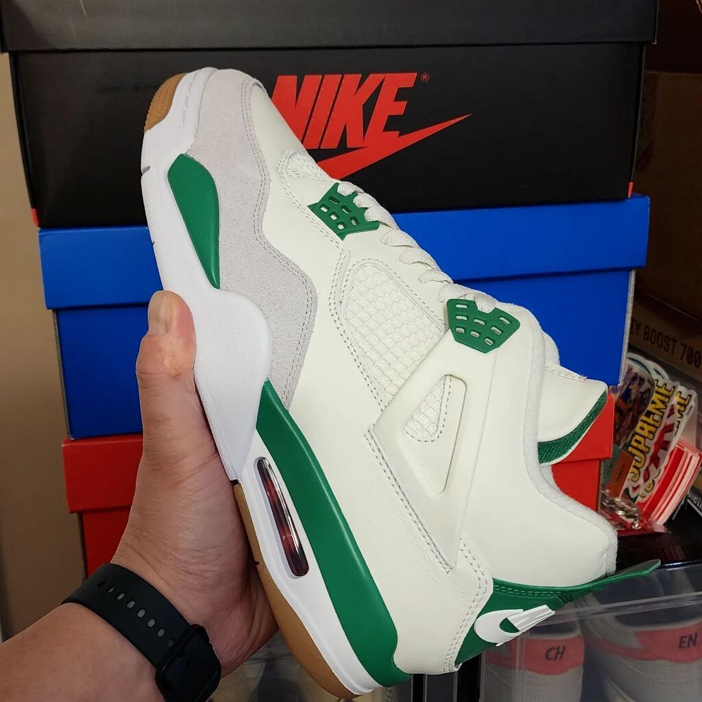 helloedchen's tweet photo. Ok ok ok, are these sneaker of the year? #aj4 #sb #jordan https://t.co/1Dt804h4mv https://t.co/5cA2yyVrvy